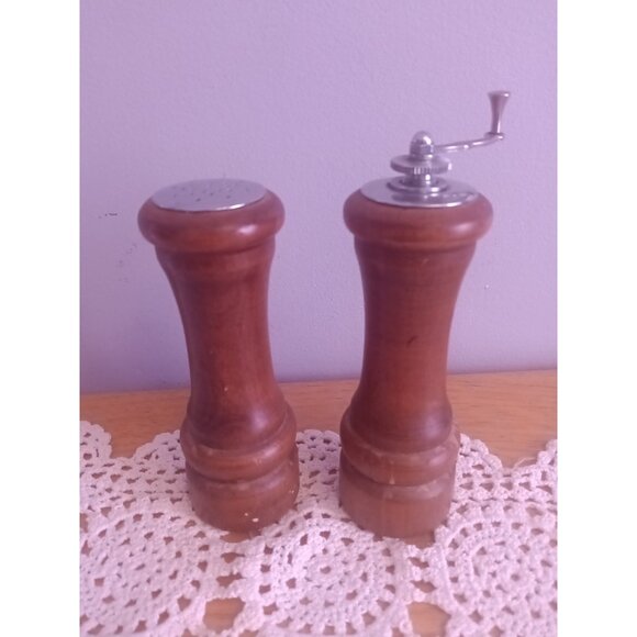 Vintage BEL AIRE Wooden Salt & Pepper Grinder Shaker Pillar Style MCM - Picture 3 of 6